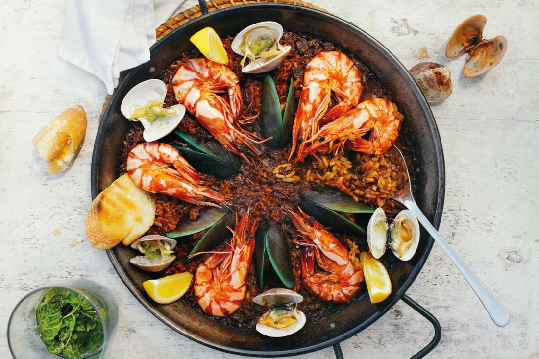 Cocinando en familia mamá, papá e hija con mandiles Folklórika. Trae el mundo a tu cocina. Los platillos más emblemáticos de España o de la cocina española