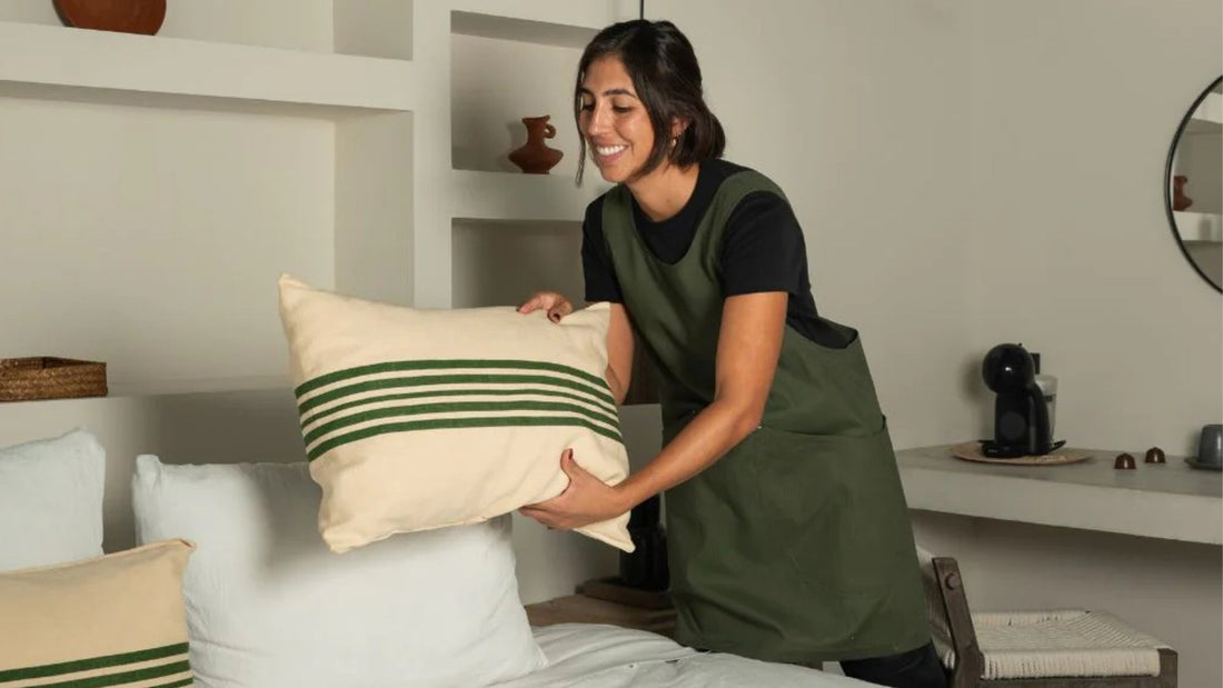 Qué color de uniforme se ve más limpio en cocina (y por qué)