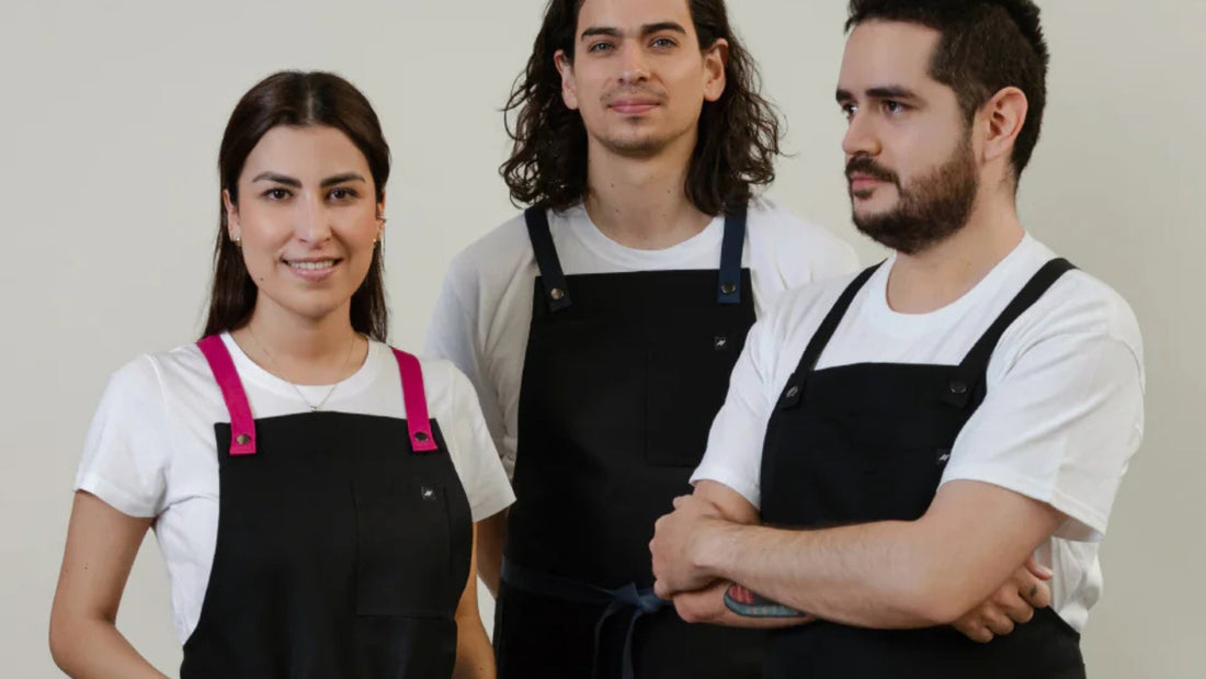 Uniformes negros en restaurante: pros, contras y cómo mantenerlos impecables