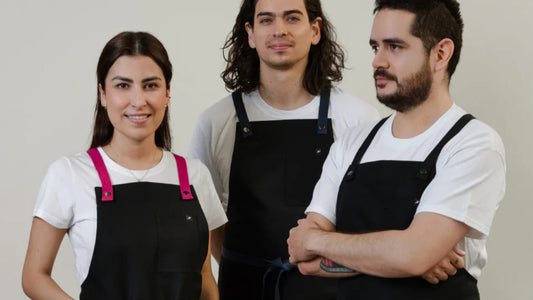 Uniformes negros en restaurante: pros, contras y cómo mantenerlos impecables